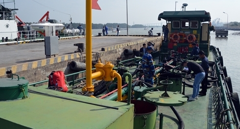 Tạm giữ tàu chở 20.000 lít dầu không rõ nguồn gốc 